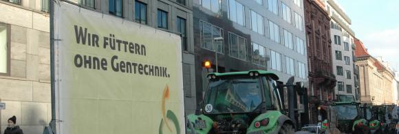 Traktor mit Anhänger und Banner ("Wir füttern ohne Gentechnik") bei der Wir haben es satt!-Demo am 19. Januar 2019 in Berlin.