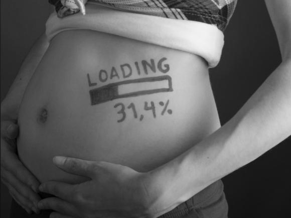 Ein schwangerer Bauch mit einem loading bar.