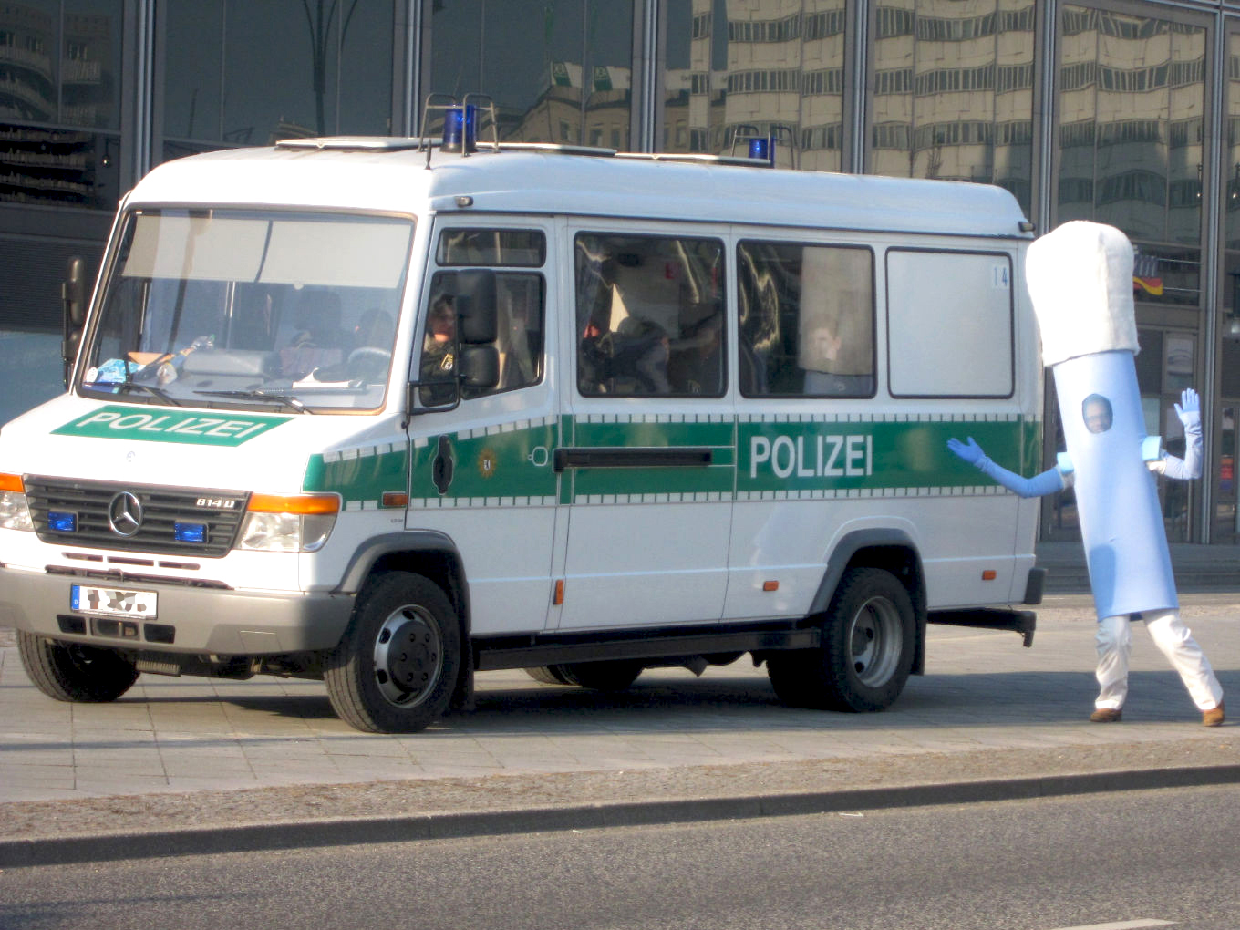Willi Watte vor einem Polizeiauto