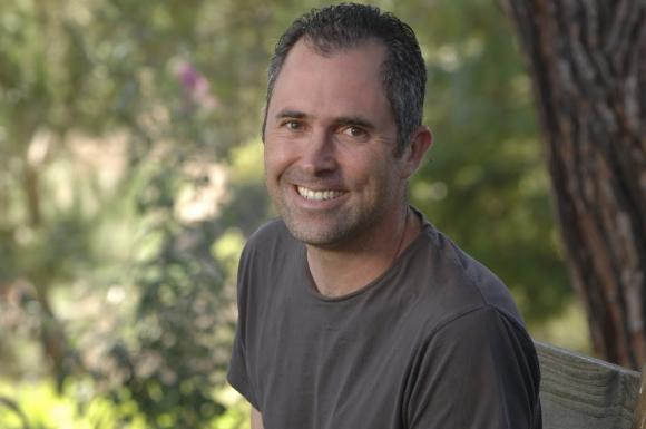 Portraitfoto von Brian Nosek vor einem Baum