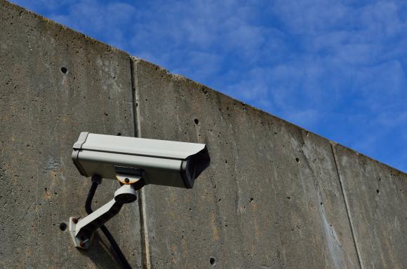 Eine Überwachungskamera hängt an einer Wand.