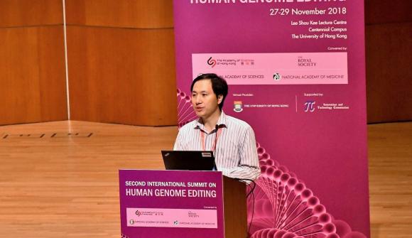 He Jiankui hält einen Vortrag beim Second International Summit on Human Genome Editing.