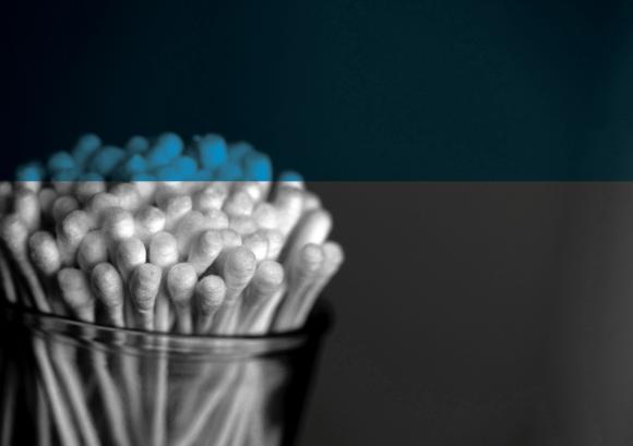 Wattestäbchen in einem Glas