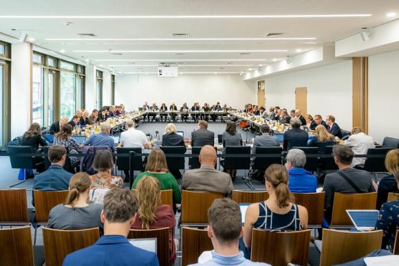 Man sieht eine öffentliche Sitzung des Gemeinsamen Bundesauschuss