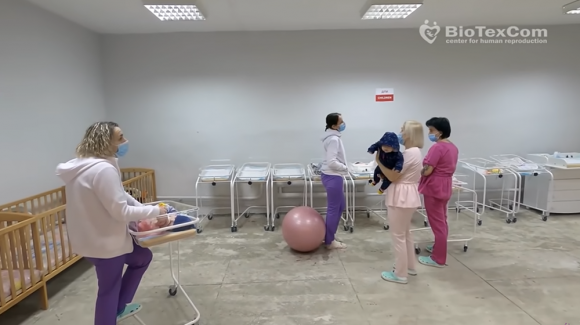 Babybetten und BioTexCom Mitarbeiter*innen in einem Luftschutzbunker in Kiew.