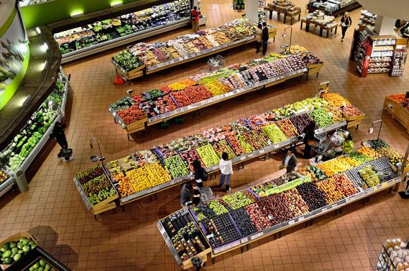 Gemüse im Supermarkt von oben fotografiert