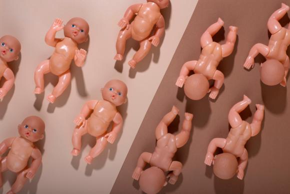 Viele weiße Babypuppen aus Plastik