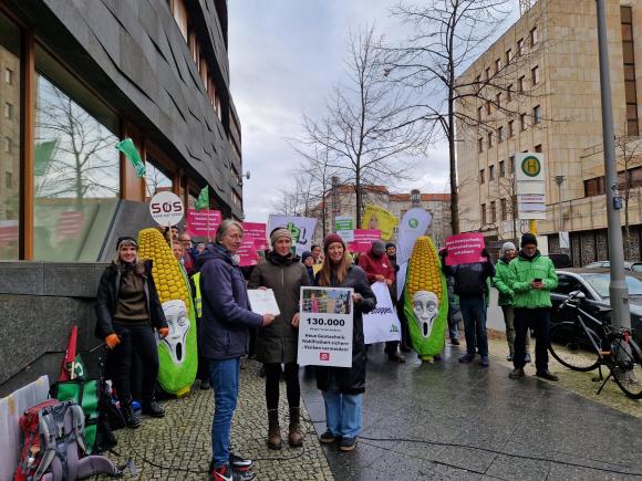 Unterschriftenübergabe BMLEH 26.11.25