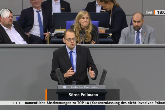 Deutscher Bundestag, Screenshot aus dem Mitschnitt der 99. Sitzung vom 08.10.2026